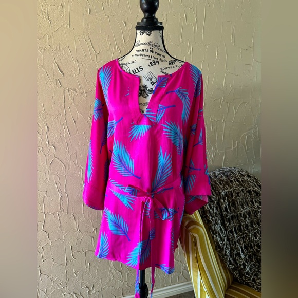 Beautiful new with tags fushia kimono - Picture 1 of 4